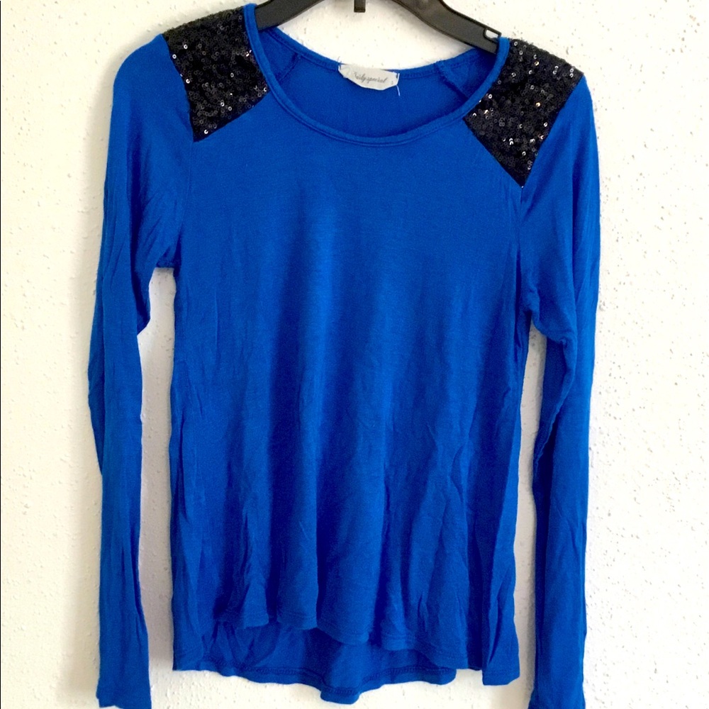 LOOKING SLEEVES TEES